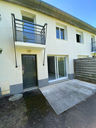 Nantes Pont du Cens : Maison en copropriete au calme avec terrasse privative, 2 chambres. Loyer CC 815 euros.