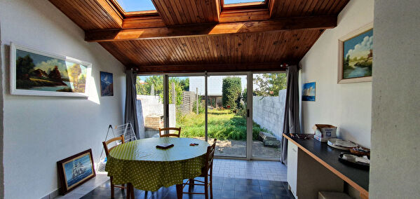 Nantes Nord : Exclusivite : Maison avec petit jardin de ville, 2 chambres a l'etage, salon, sejour, cuisine. Prevoir travaux.