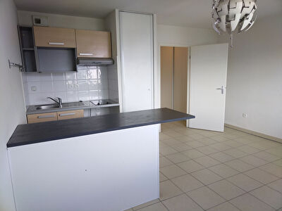 Nantes Facultes : appartement T1 proche facultes et tram ligne 2, parking s/sol. Residence de 2010.
