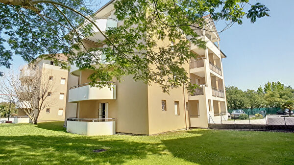 A LOUER PAU FACULTES Aappartement T1 BIS meuble avec coin nuit et parking en sous-sol securise