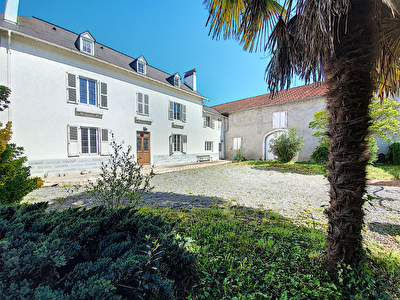 A vendre PAU - Maison de caractere de 218 m2 avec grange de 166 m2 - garage - parkings
