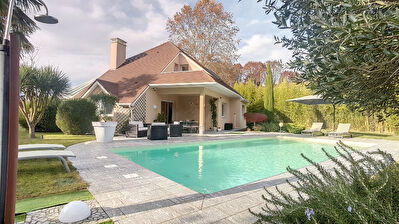 A vendre HAUT D'IDRON Maison contemporaine de 190 m2 avec 4 chambres, bureau, veranda, piscine chauffee et garage de 80 m2