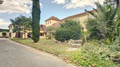 A vendre Entre PAU et AIRE-SUR-L'ADOUR Propriete de 535 m2 avec 8 chambres sur 2 hectares