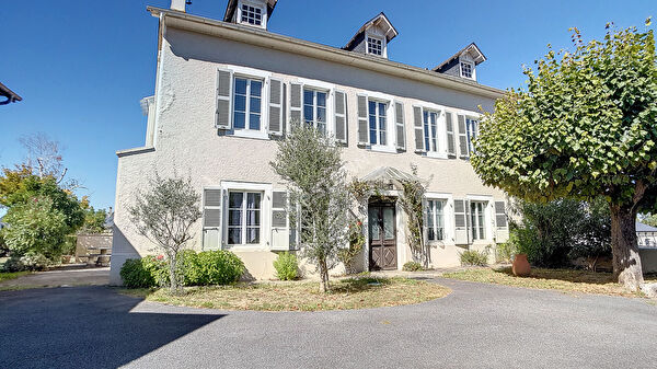A vendre MORLAAS Maison de 224 m2 avec 6 chambres + 2 studios de 23 m2 chacun