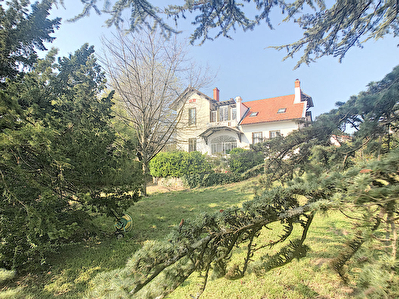 Maison de caractere de 260m2 sur un terrain de 2375m2 piscine