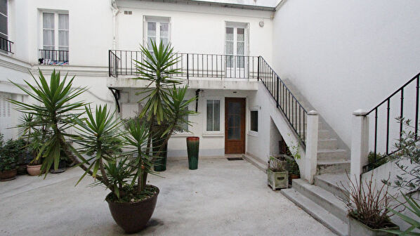Quartier Iena / Marceau / Champs-Elysees -location meublee - 23 m2