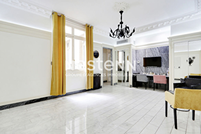 A VENDRE STUDIO REFAIT A NEUF CHAMPS ELYSEES