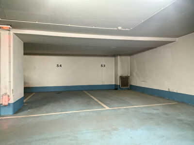 BELLE PLACE DE PARKING / PAUL BAUDRY