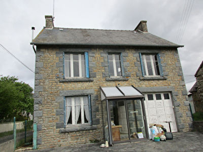PLESSALA - Dans un hameau - Ensembles de maisons