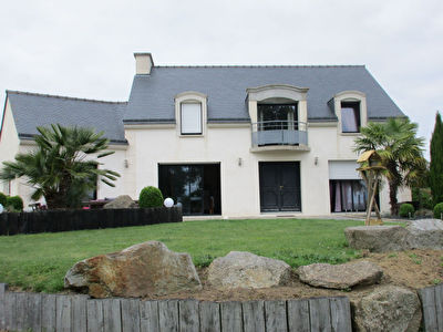 Maison PLOUGUENAST 192 m2 - 4 chambres