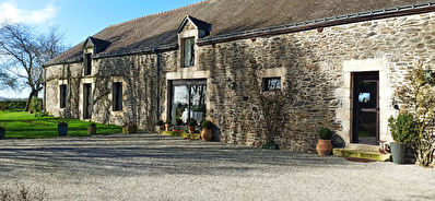 A Credin entre Pontivy et Rohan , longere renovee sur environ 2700 m2 de terrain arbore.