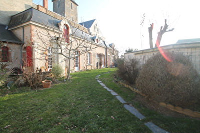 Maison ancienne Le Lion D Angers, 4 chambres, dependances, jardin!