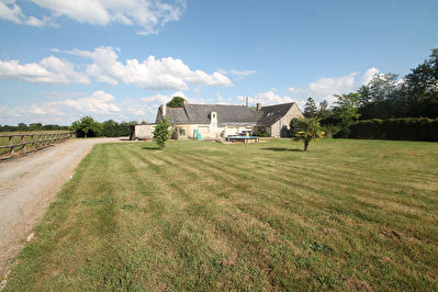 Maison ancienne, Soulaire et Bourg, 3 chambres, 1,3 hectares de terrain!