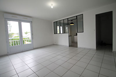 AVRILLE - APPARTEMENT TYPE 2 AVEC JARDINET ET GARAGE!