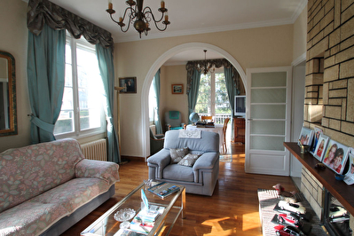Propriete, Parc de La Haye, 5 chambres, grand terrain!