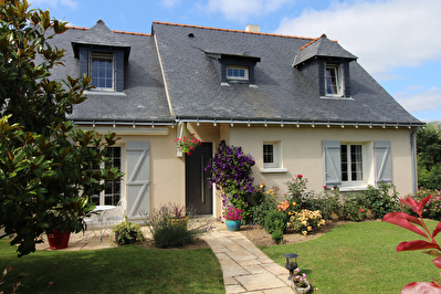 VENDU : MONTREUIL JUIGNE!! Maison familiale avec grand jardin!