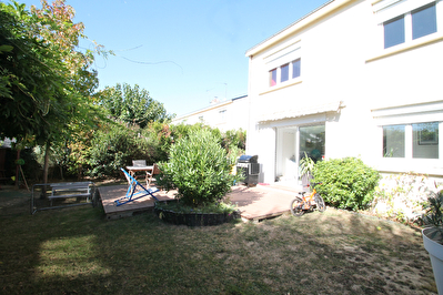 Maison Montreuil Juigne. 3 chambres. Sejour plein sud donnant sur jardin clos.Cuisine AE. Aucun travaux a prevoir. Chauffage au gaz