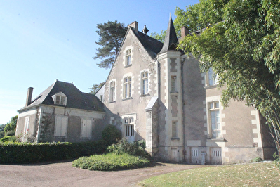 Maison bourgeoise 11 piece de 480 m2 , sur 25 000m2 de terrain a 10 minutes d'Angers