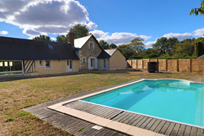 Longere 10 minutes Avrille , 4 chambres dont 2 de plain-pied, piscine !