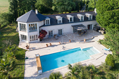 VENDU : Propriete situee a Soulaire et Bourg de plus de 280 m2, Parc arbore et Piscine.