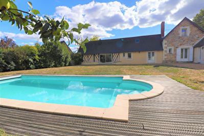 Longere 10 minutes Avrille , 4 chambres dont 2 de plain-pied, piscine !