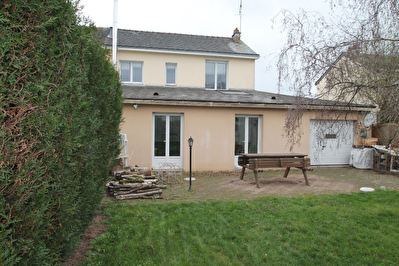 A vendre maison Avrille, situee dans un environnement calme proche du tramway 4 chambres dont une de plain pied plus un bureau garage et jardin