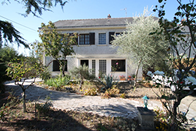 VENDU Maison independante Centre d'Avrille, 3 chambres, jardin, sous-sol!