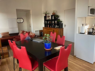 AVRILLE ARDENNES . Appartement type 2, derniere etage, stationnement.