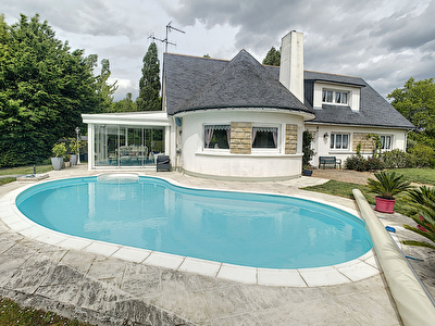 Maison Familliale Montreuil Juigne, Piscine, grand terrain.