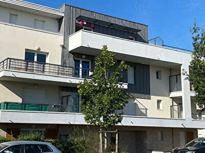 Appartement type 2, dernier etage, ascenseur, balcon !