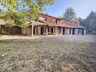 Maison des annees 70 - 80 et edifiee sur un terrain de plus d'un hectare,