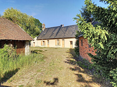 Calme garanti pour cette longere a renover sur la commune de Jumelles !