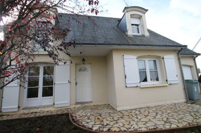 Maison de 1995 Le Plessis Mace 4 Chambres, 700 m2 de terrain, dependances.