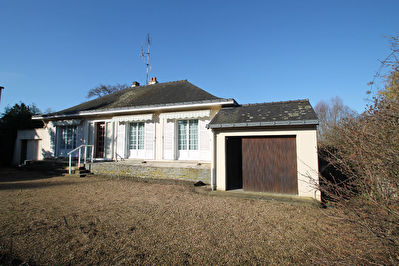 Maison de plain-pied composee de 3 chambres, salon-sejour, cuisine amenagee, 2 garages, dependance, jardin de plus de 1900 m2