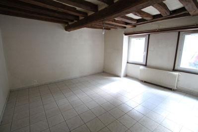 Maison en plein coeur de Villeveque, deux chambres, grenier amenageable