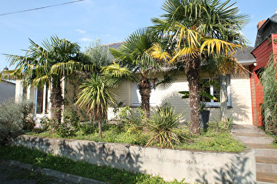 Maison en plein coeur de Montreuil Juigne, 5 chambres, jardin de plus de 930 m2, double garage