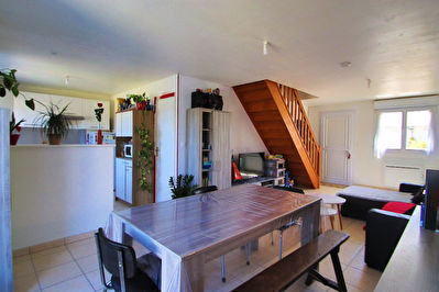 Maison a Soucelles de 2004, salon-sejour, trois chambres