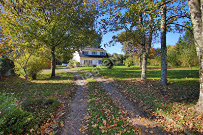Maison a Soucelles, grand parc de 3900 m2