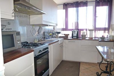 APPARTEMENT LES CLAYES SOUS BOIS - 4 pieces - 72.47 m2