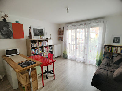 Trappes centre, proche mairie a pieds, beau studio de 2016 de 30,7m2 h. en etage avec ascenseur