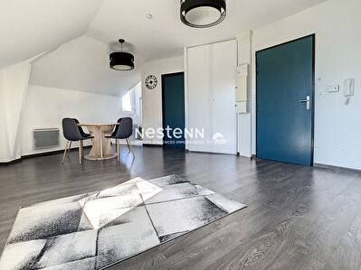 Beau studio a Saint Cyr L Ecole proche RER, SNCF et TRAM .