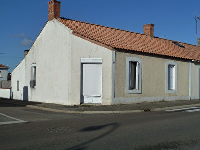 Maison en pierre situee dans le bourg de Soullans