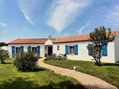 A vendre a SAINT CHRISTOPHE DU LIGNERON, maison de plain pied de 189m2 de 8 pieces.