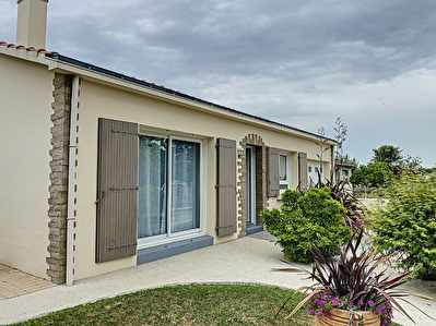 LA GARNACHE : maison 2 chambres (104 m2) en vente