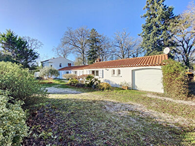 Longere avec piscine en vente a SOULLANS