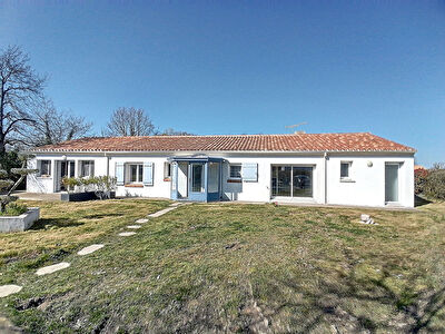 Vente : maison a SAINT-URBAIN Plain pied 3 Chambres et studio