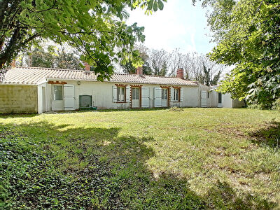 SAINT GERVAIS : Longere en campagne a vendre