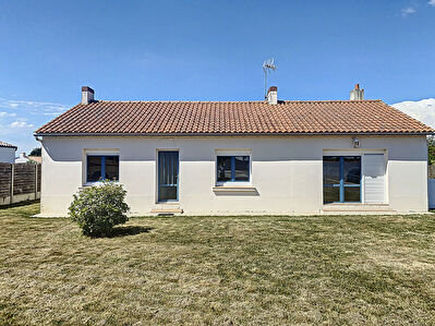 Vente : maison 2 chambres (92 m2) a CHALLANS