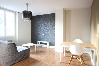 Nantes Viarme - Appartement T2 meuble au 2eme etage sans ascenseur proche commerces et tram