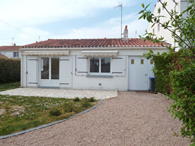 Maison Chateau d'Olonne 2 chambres jardin Garage proche commerces et ecole